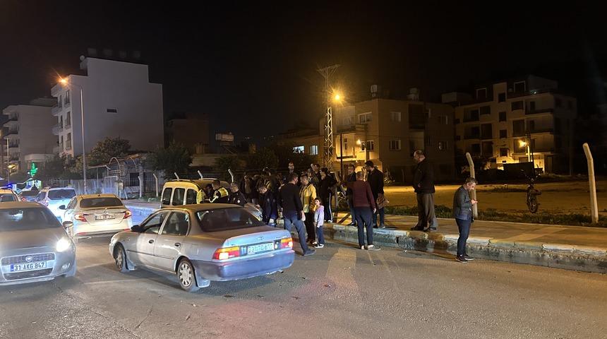 Hatay'da hafif ticari araçla motosikletin çarpışması sonucu 2 kişi yaralandı