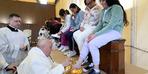 Papa Franciscus, 12 kadının ayağını yıkayarak tek tek öptü