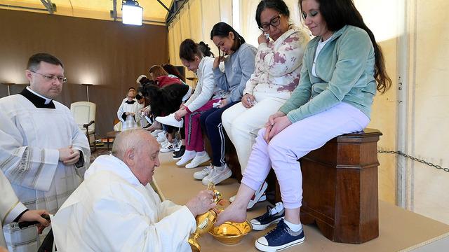 Papa Franciscus, 12 kadının ayağını yıkayarak tek tek öptü