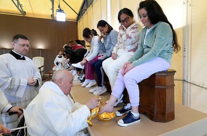 Papa Franciscus, 12 kadının ayağını yıkayarak tek tek öptü 18643312-728xauto