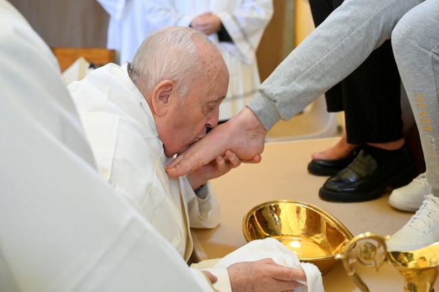 Papa Franciscus, 12 kadının ayağını yıkayarak tek tek öptü 640xauto