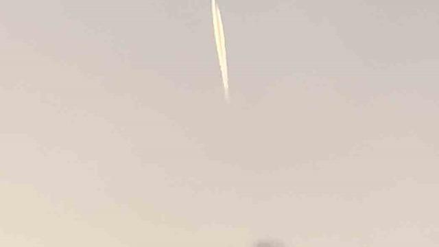 Yüksekova’da gökyüzünde ışık saçan cisim cep telefonu kamerasına yansıdı