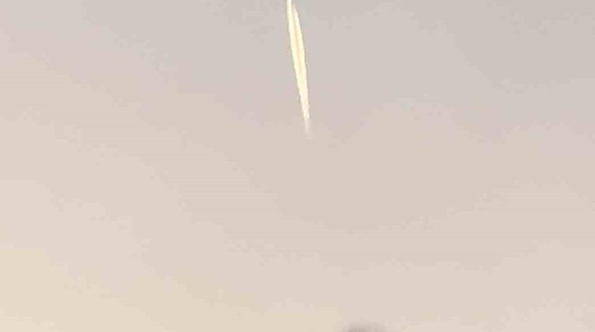 Yüksekova’da gökyüzünde ışık saçan cisim cep telefonu kamerasına yansıdı