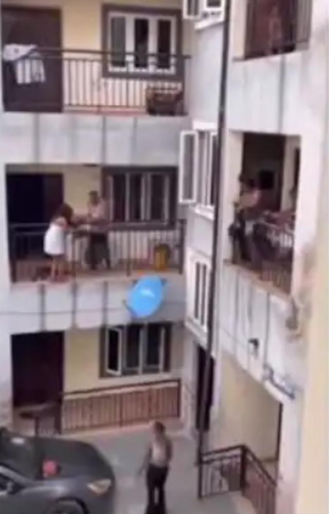 Kocasını evde başka bir kadınla bastı! Eşinin sevgilisi korkudan çareyi balkondan atlayarak kaçmakta buldu 640xauto