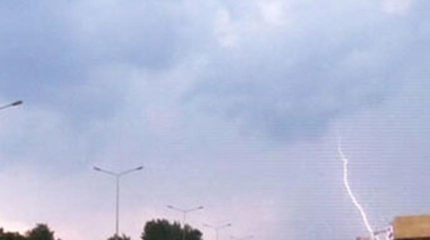 Anne ve &ccedil;ocuklarının &uuml;st&uuml;ne yıldırım d&uuml;şt&uuml;