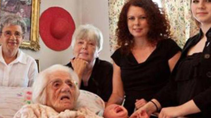 6. kuşak torununu kucağına aldı!