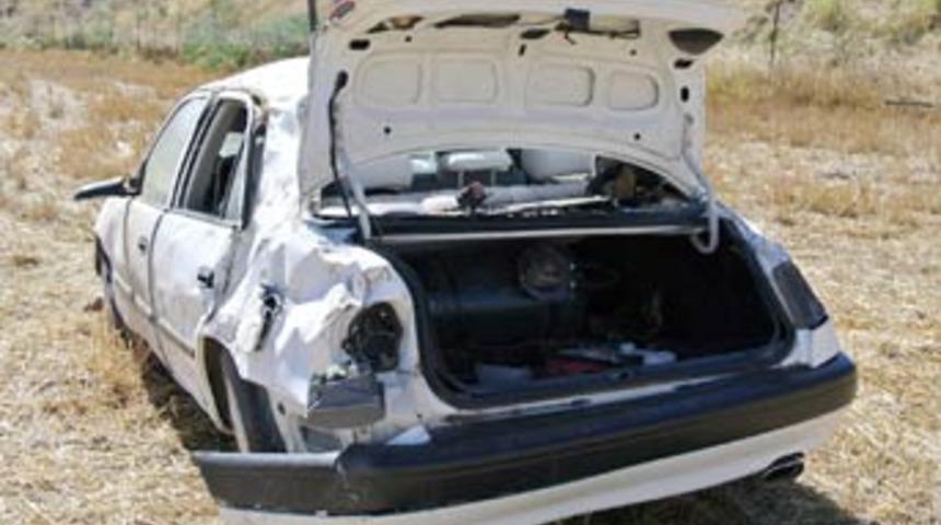 Otomobil şarampole yuvarlandı:1 &ouml;l&uuml;, 4 yaralı