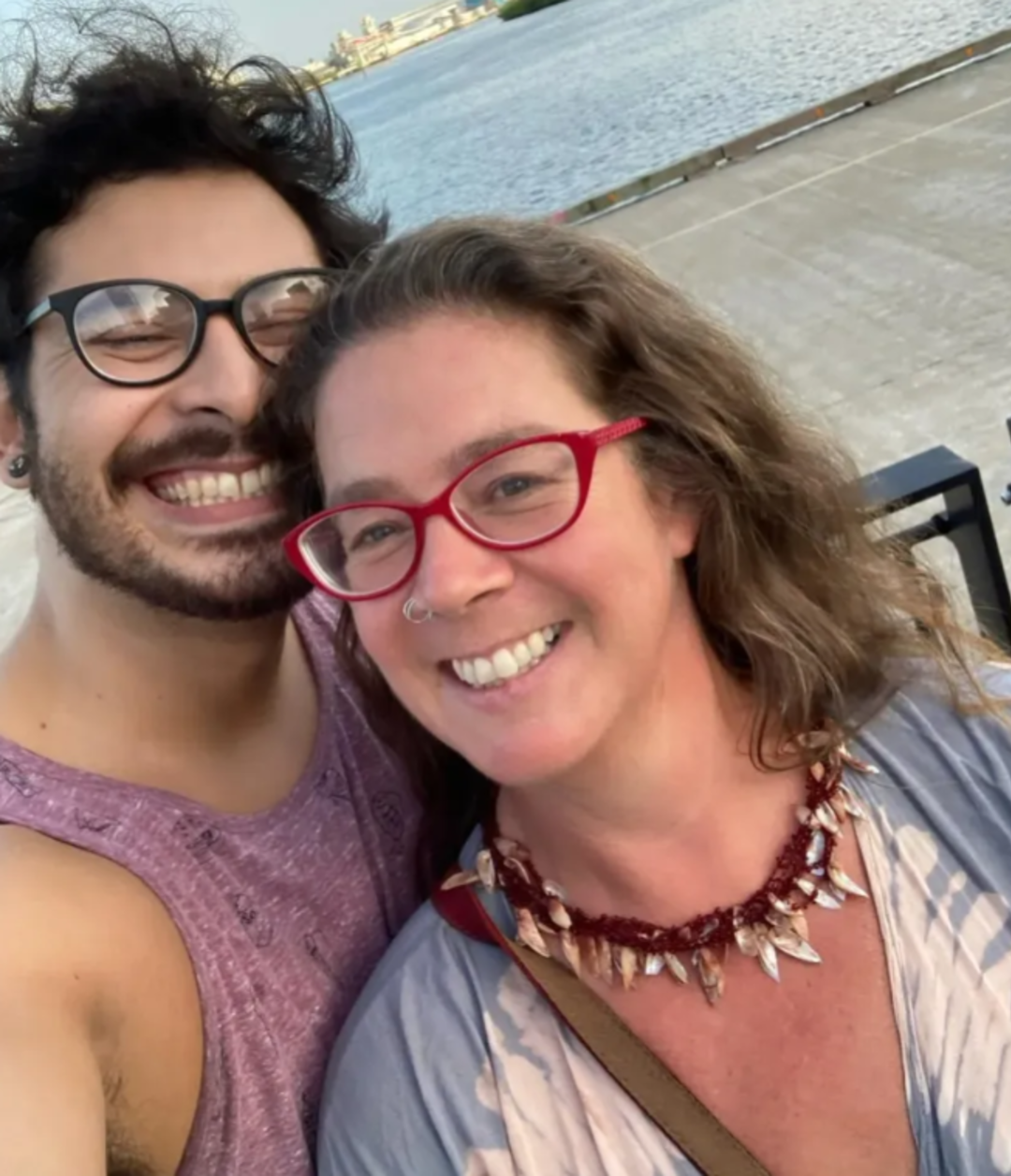 Kocası &ouml;ld&uuml;kten sonra 20 yaş k&uuml;&ccedil;&uuml;k sevgilisiyle evlendi! "Rahmetli kocam tarafından bana g&ouml;nderilen bir melek"