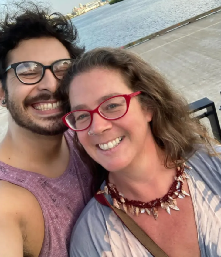 Kocası öldükten sonra 20 yaş küçük sevgilisiyle evlendi! "Rahmetli kocam tarafından bana gönderilen bir melek" G3