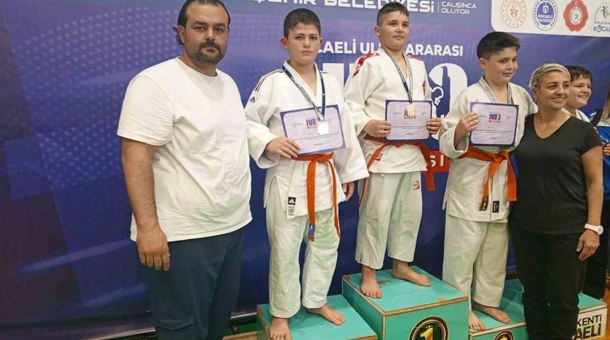 M&uuml;sabakalardan madalyaları ile d&ouml;nd&uuml;ler