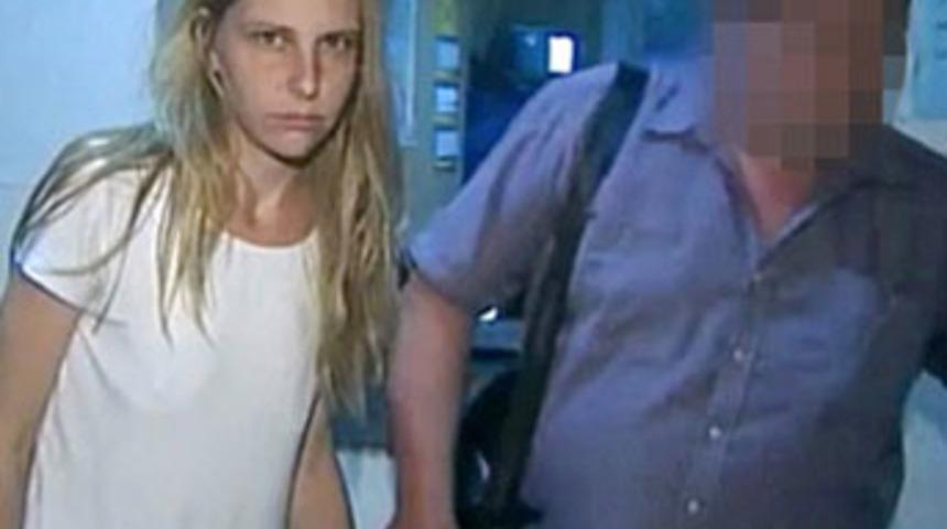 Çocuklarını balkondan attı!