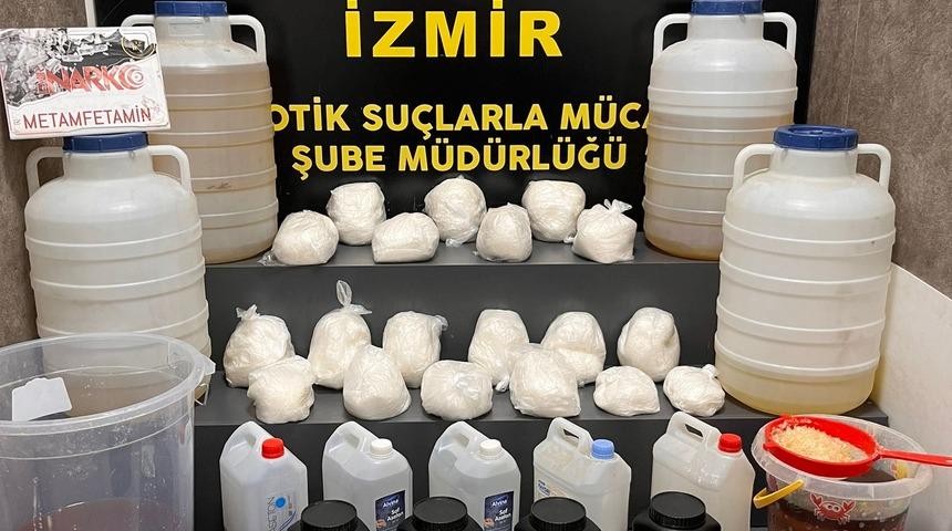 İzmir'de 112 kilogram sentetik uyarıcı ele geçirildi
