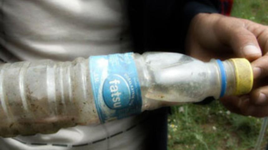 Yılan korkusundan sokakta yatıyorlar!