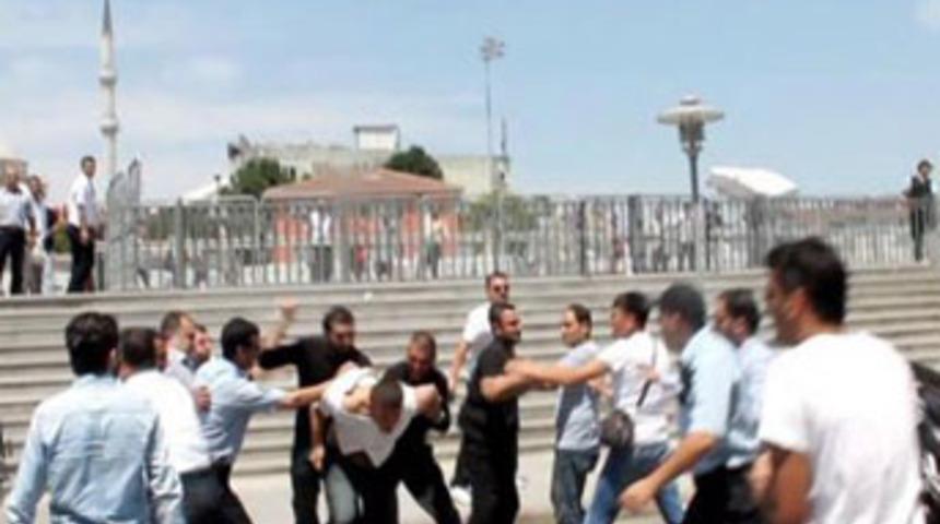 &Ccedil;ağlayan Adliyesi &ouml;n&uuml;nde tekme tokat kavga!