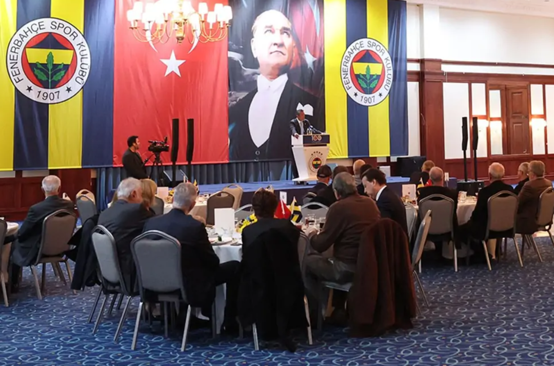 Ali Ko&ccedil; tek tek herkesin g&ouml;r&uuml;ş&uuml;n&uuml; aldı! Fenerbah&ccedil;e'de g&uuml;ndem ligden &ccedil;ekilme... Toplantı gece saatlerine kadar s&uuml;rd&uuml;! İşte &ccedil;ıkan karar