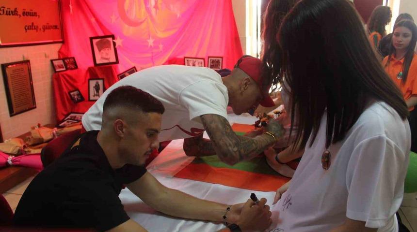 Alanyasporlu 3 futbolcu, lise öğrencilerine imza dağıttı