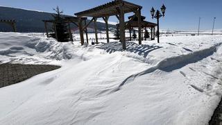 Ardahan'da baharda yağan kar, soğuk hava nedeniyle erimedi