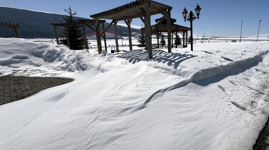 Ardahan'da baharda yağan kar, soğuk hava nedeniyle erimedi