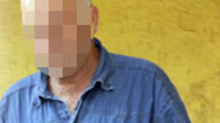 35 yıllık eşini bı&ccedil;akladı!