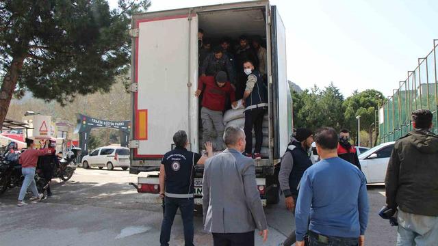 Mercimek yüklü tırdan 40 kaçak göçmen çıktı
