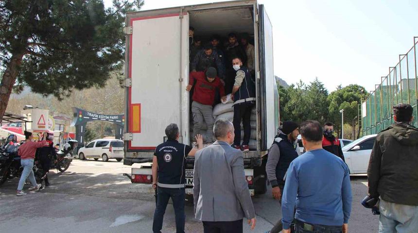 Amasya'da mercimek yüklü tırdan 40 kaçak göçmen çıktı