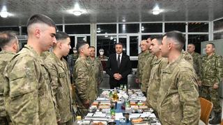 Şanlıurfa Valisi Şıldak, Suriye sınırında görev yapan askerlerle iftar yaptı