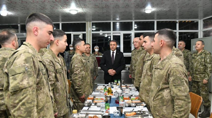 Şanlıurfa Valisi Şıldak, Suriye sınırında görev yapan askerlerle iftar yaptı