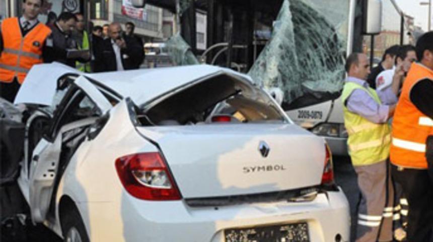 Metrobüs E-5'te araca çarptı!