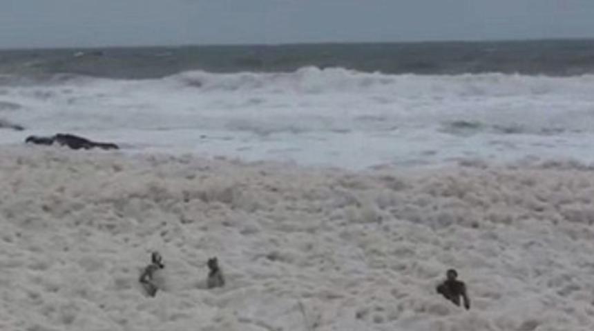 Avustralya kıyılarına dev k&ouml;p&uuml;kler vurdu!
