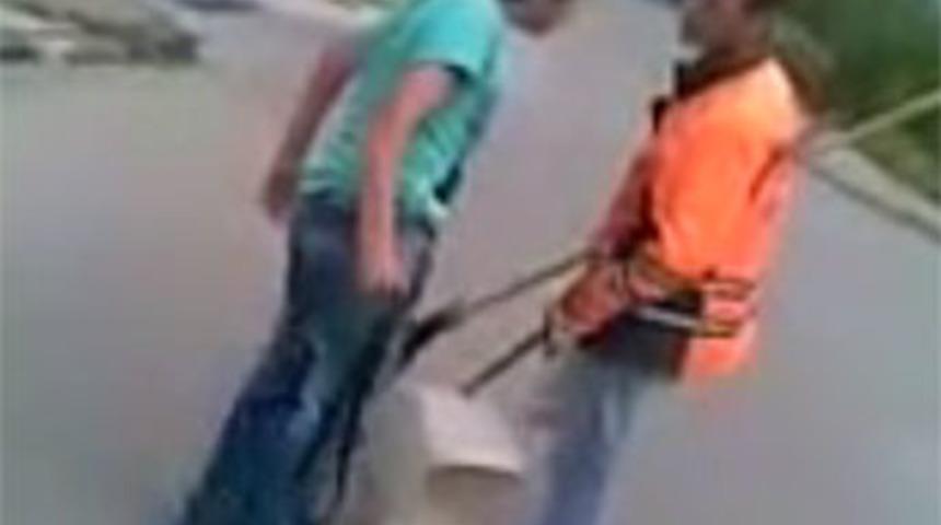 Çöpçüye kafa tuttu, dayağı yedi