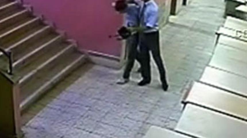 Kravatını &ccedil;ıkaran &ouml;ğrenciye dayak!