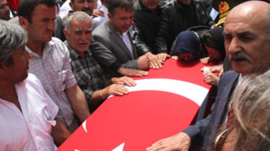 Şehit eşinin alyansını boynuna astı