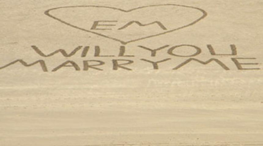 Evlenme teklifini uzaydan bile gördüler!