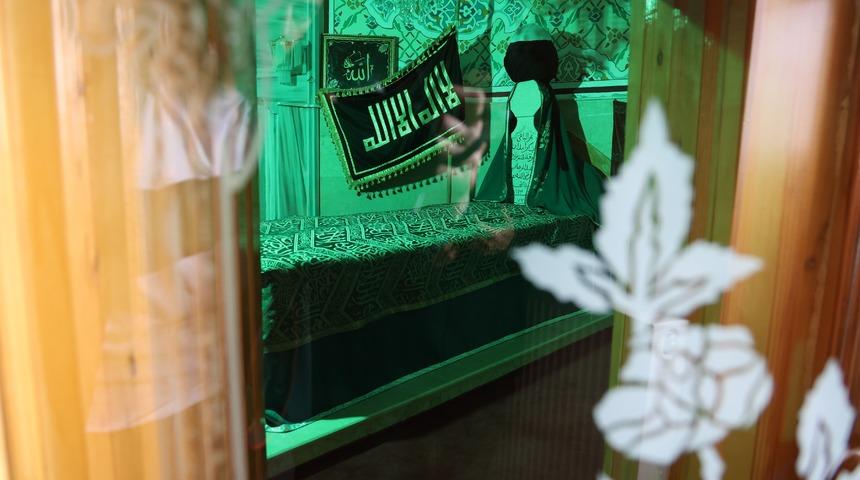 U&ccedil;urumun kıyısındaki t&uuml;rbeye ziyaret&ccedil;i akını! G&ouml;renler hayrete d&uuml;ş&uuml;yor