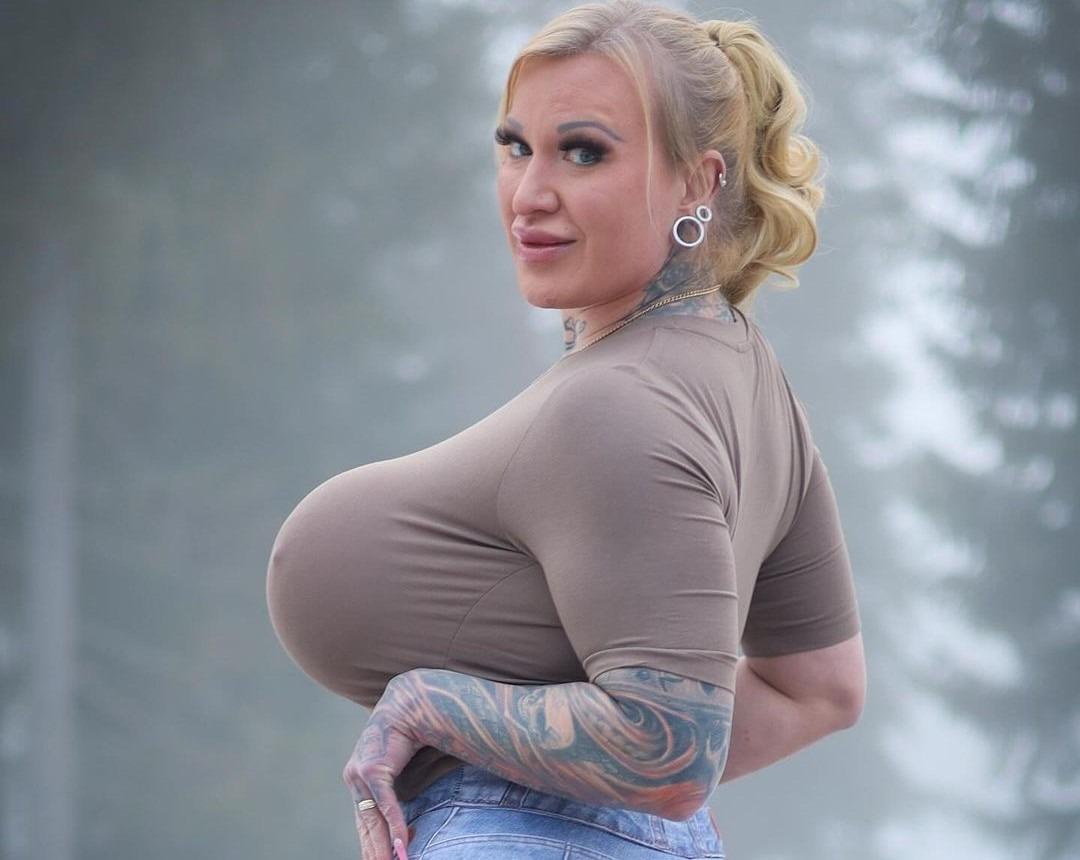 'Finlandiya'nın en b&uuml;y&uuml;k g&ouml;ğ&uuml;slerine' sahip kadın eski halini paylaştı! G&ouml;ren &ccedil;ok şaşırdı