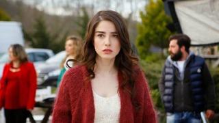 Özge Gürel'in çöl pozları sosyal medyayı salladı! Bakan bir daha baktı