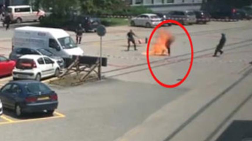 Mahkeme önünde kendini yaktı!