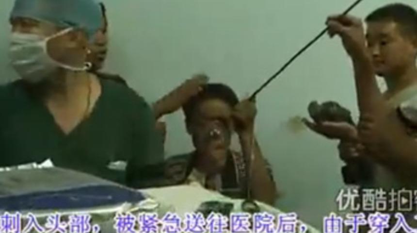 2 metrelik demir başına saplandı!