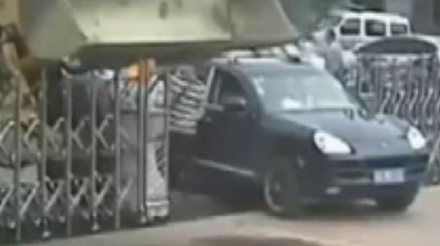 Buldozerle okula girdi