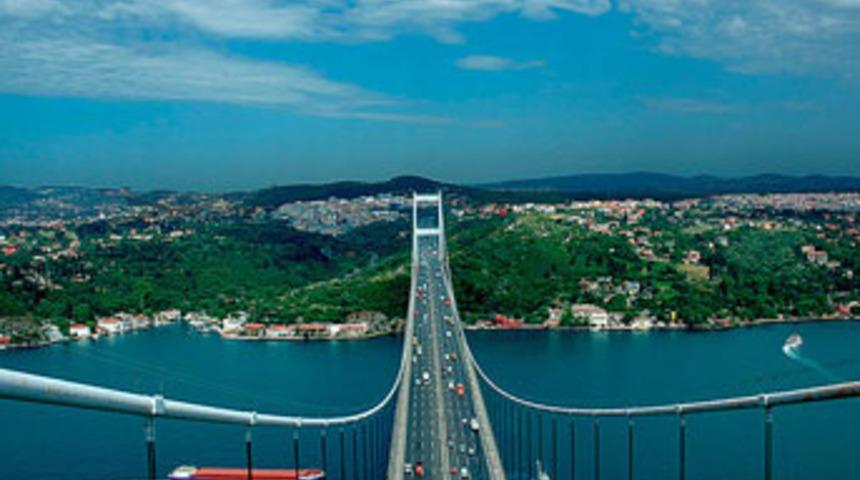 İtalyan kadın boğaz k&ouml;pr&uuml;s&uuml;nden atladı