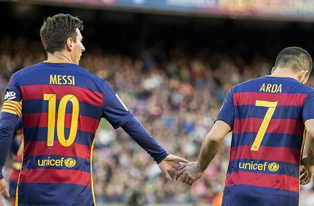 Arda Turan, birlikte oynadığı en iyi 11'i a&ccedil;ıkladı! T&uuml;rkiye'den hi&ccedil;bir futbolcuya yer vermedi...