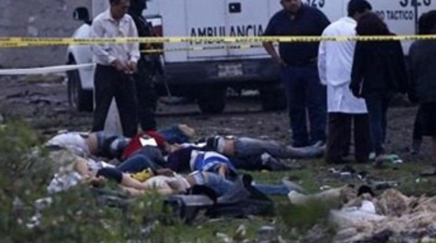 Meksika'da uyuşturucu karteli katliam yaptı!