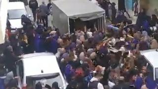 Tişört dağıtıldığını duyanlar akın etti! İzdiham çıktı... Ezilme tehlikesi geçirdiler