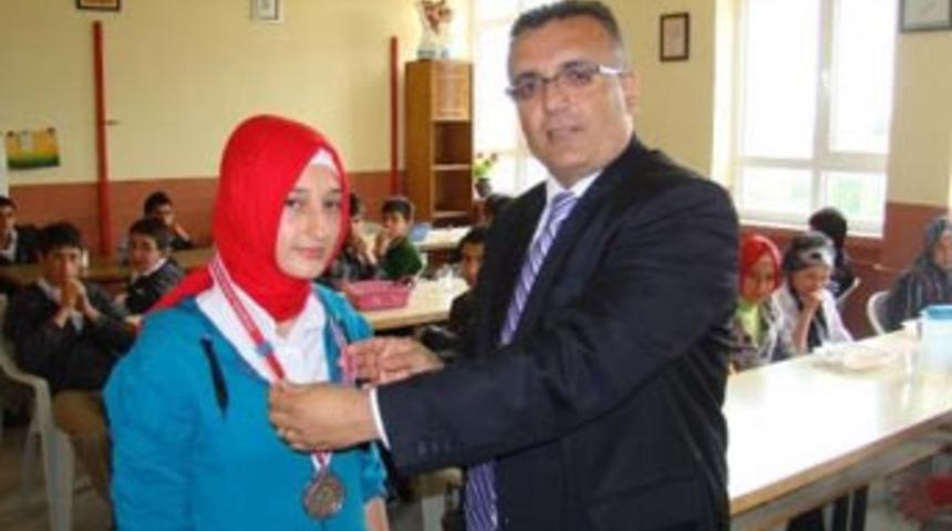 Baş&ouml;rt&uuml;l&uuml; &ouml;ğrenciye &ouml;d&uuml;l 'ge&ccedil;mişe takıldı'