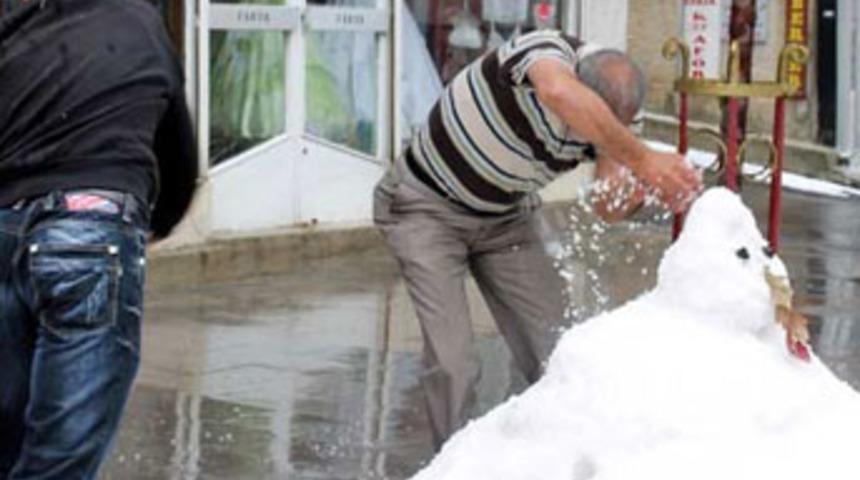 Yaz ortasında kar topu oynadılar