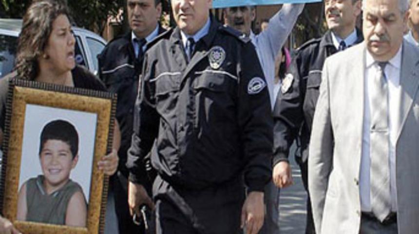 M&uuml;d&uuml;r&uuml; oğlunun fotoğrafıyla kovaladı