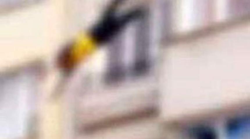 3. kattan d&uuml;şen iş&ccedil;iyi havada yakaladı!