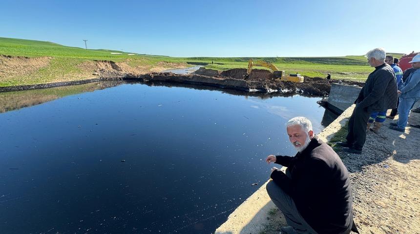 Diyarbakır’da yol yapım çalışması sırasında boru hattı patladı! Ham petrol sulama kanalına karıştı