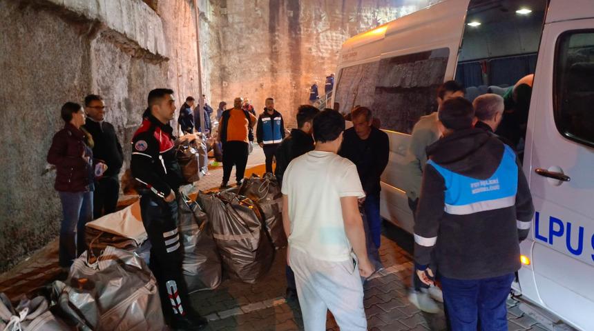 Türkiye bugün sandık başında: İstanbul'da oy pusulaları okullara getirildi