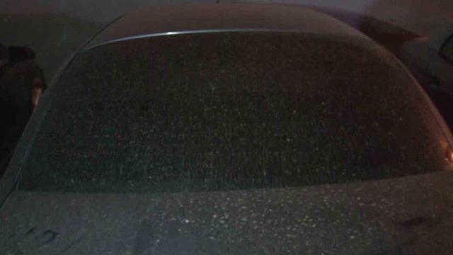 Araçların üzerinde kendini gösterdi! İstanbul Sahra Çölü’nden gelen toz bulutunun etkisi altına girdi